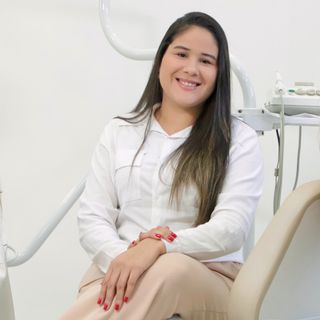 Paula  Melissa , Dentista Curitiba
