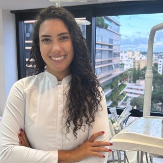 Ampliar imagem: Anna Paula Luz, Dentista Curitiba