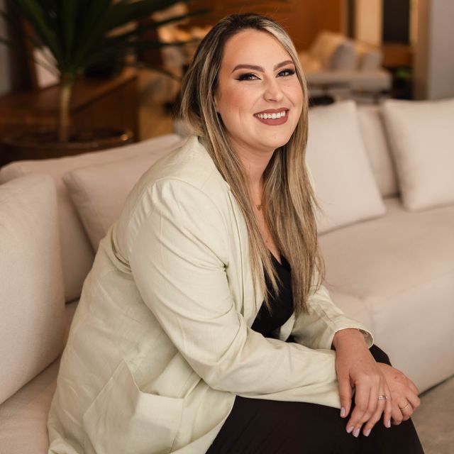 Paula Farias Lischt Teixeira Gomes, Cirurgião plástico Juiz de Fora