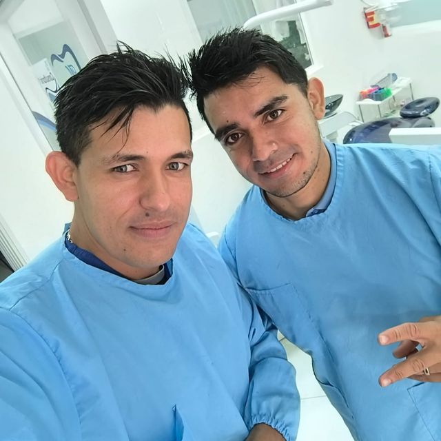 Carlos  Anaya, Odontólogo Bogotá