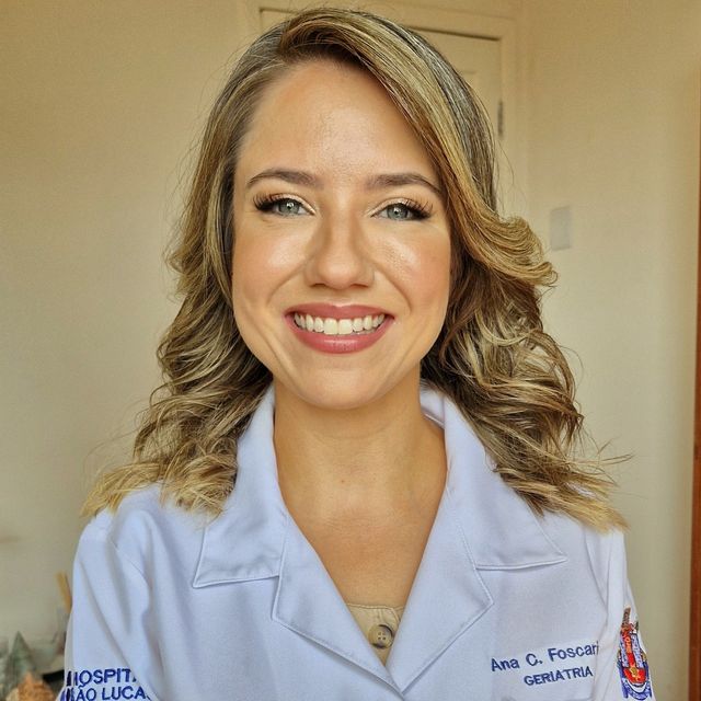 Ana Carolina Foscarini, Especialista em Clínica Médica Porto Alegre