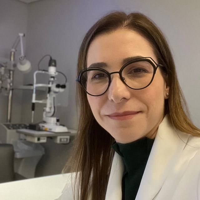 Juliana De Freitas Peres Toloi, Oftalmologista Santos