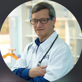 Acercar imagen: Cesar Augusto  Álamos Galdames, Médico familiar Chiguayante