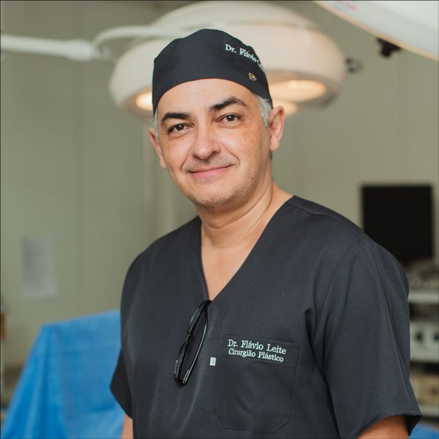 Flavio Eduardo de Paiva Leite, Cirurgião plástico Itaúna