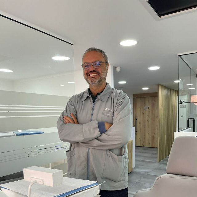 Roberto Granados Quiñones, Odontólogo Bogotá