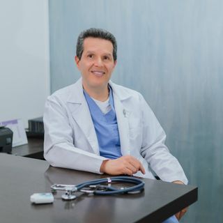 Acercar imagen: Mauricio Alberto Corrales Medina, Medico alternativo Bogotá