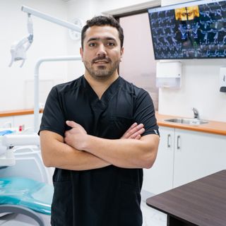 Acercar imagen: Hugo Landaeta Jara, Dentista Temuco
