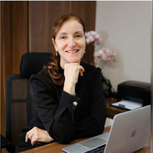 Flávia Fusco Veiga, Dentista Curitiba