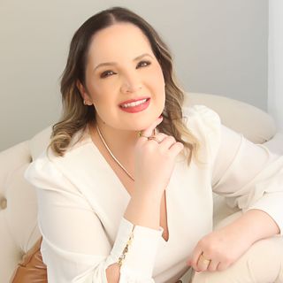 Ampliar imagem: Aline Moitinho, Dermatologista São Paulo