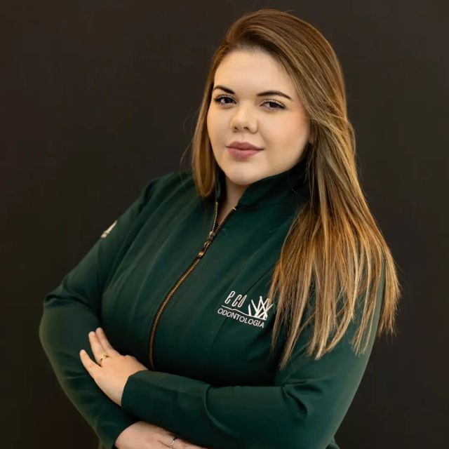 Laura da Silva Veiga, Dentista Curitiba