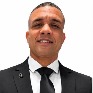 Dr. Luciano Tavares