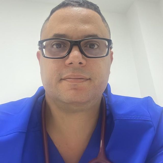 Mac Fabián Correa Avendaño, Internista Santa Marta