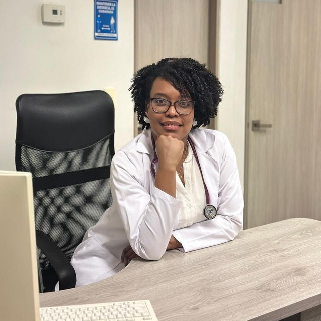 Lizeth Carolina  Montaño Candelo , Pediatra Cali