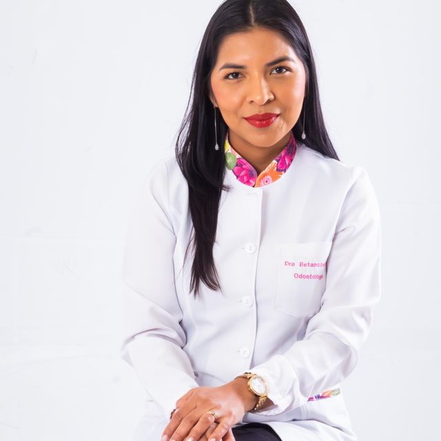 Karina Betancourth, Dentista Santiago