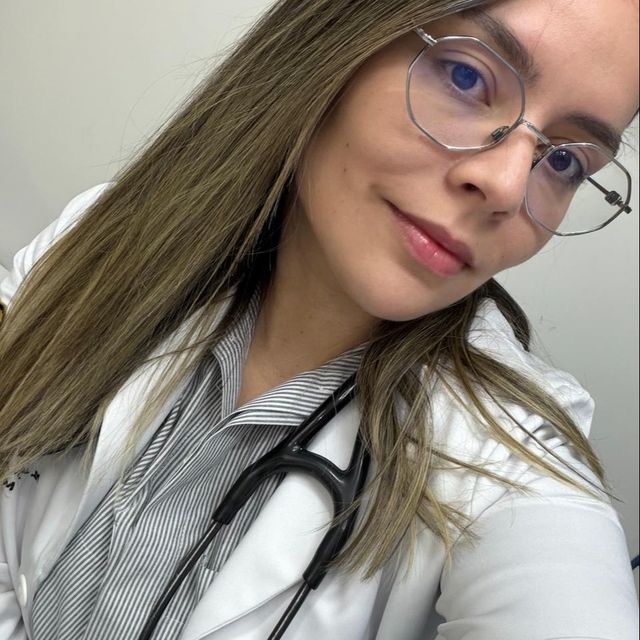 Lays Almeida Linhares , Especialista em Clínica Médica Itaberaí