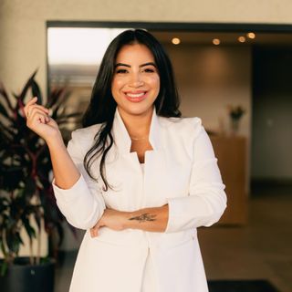 Isis Niddan, Dermatologista São Lourenço