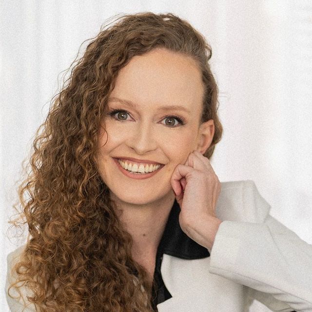 Bruna Elisa Koch, Especialista em Clínica Médica Capão da Canoa