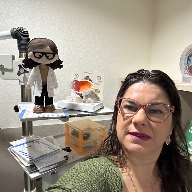 Fabíola  Barbosa espinosa, Oftalmologista Macaé