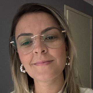 Dra. Emiliane Antunes