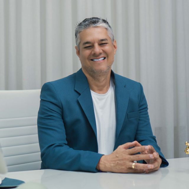 Pedro Dueñas, Cirujano plástico Cali