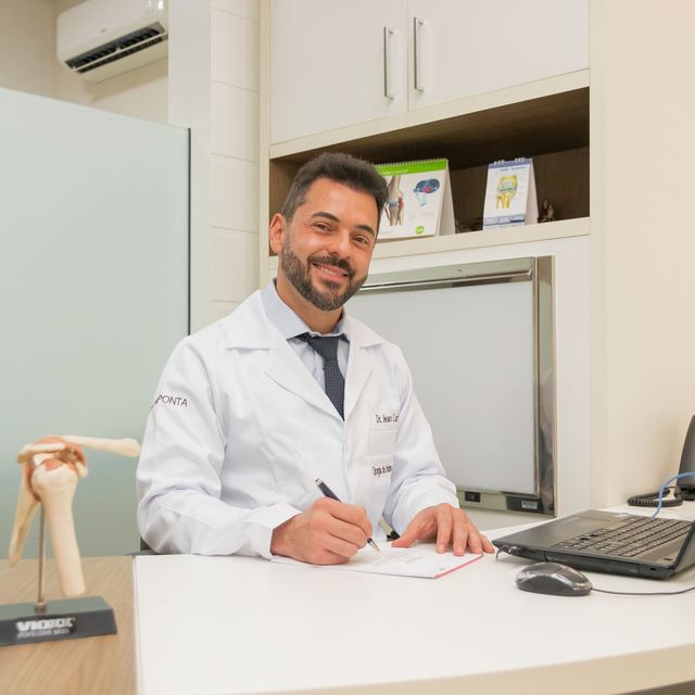 Jean  Carlo Barbosa, Ortopedista - Traumatologista Curitiba
