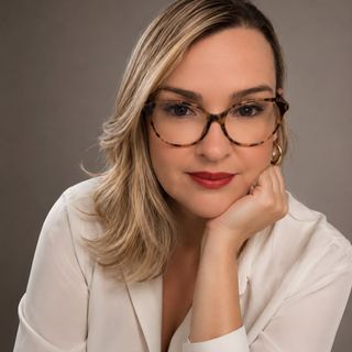 Ana Luiza  Holanda , Médico clínico geral Maceió