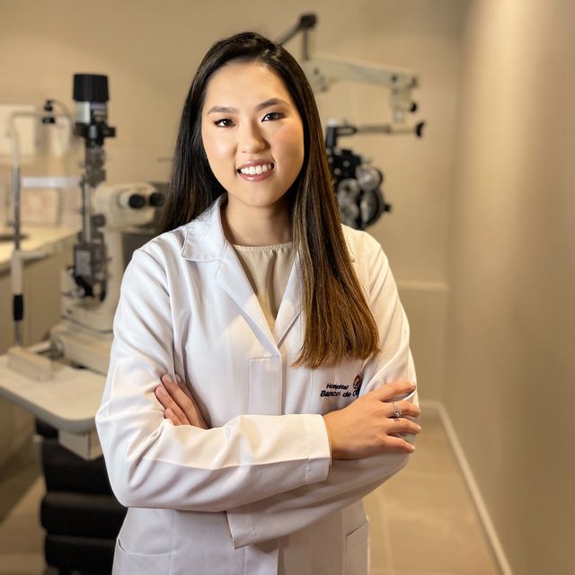 Caroline Akemi Sue, Oftalmologista Curitiba
