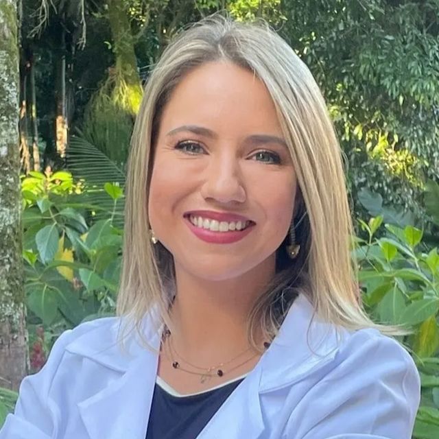 Ana Carolina Foscarini, Especialista em Clínica Médica Porto Alegre