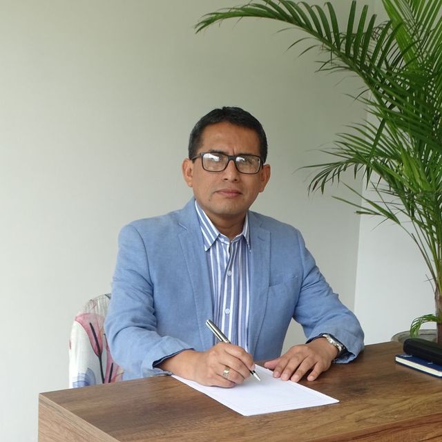 Pedro J. Ypanaque - Luyo, Psiquiatra Surco