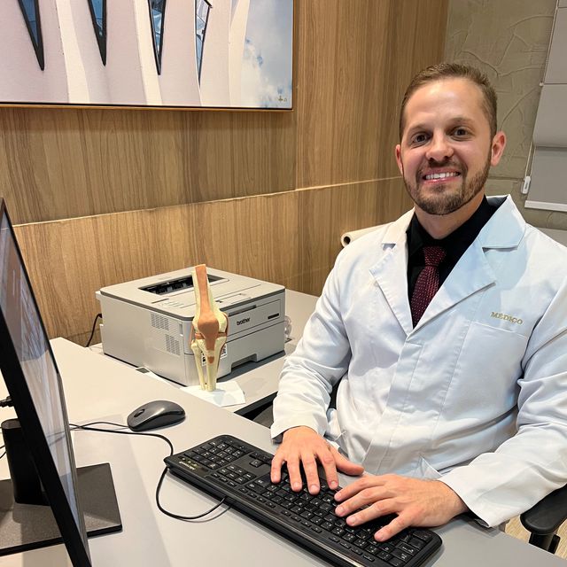 Adolfo Maia Armiato , Ortopedista - Traumatologista Brasília