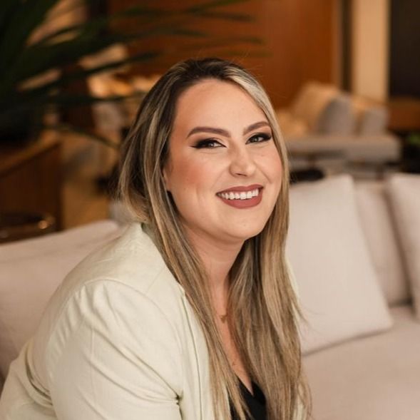 Paula Farias L. T. Gomes, Cirurgião plástico Juiz de Fora