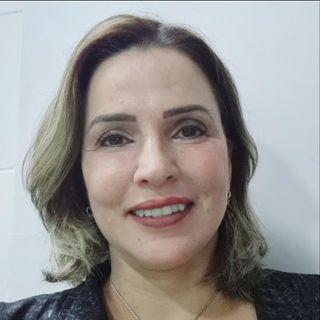 Ana Karina F. M. Santos, Cirurgião plástico Santos