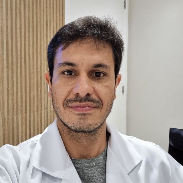 Rodrigo  Resende, Médico clínico geral Niterói