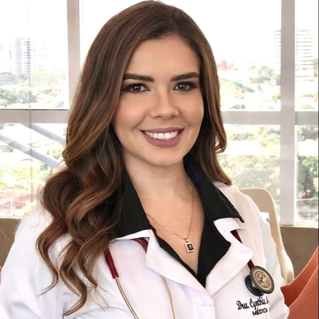 Cynthia Ferrêira, Especialista em Clínica Médica Maceió