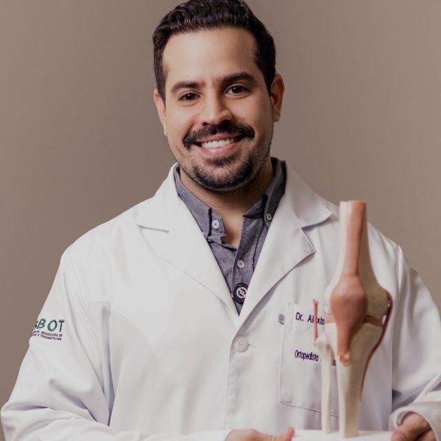 Aléxis Candido Rodrigues Bueno, Ortopedista - Traumatologista Ourinhos