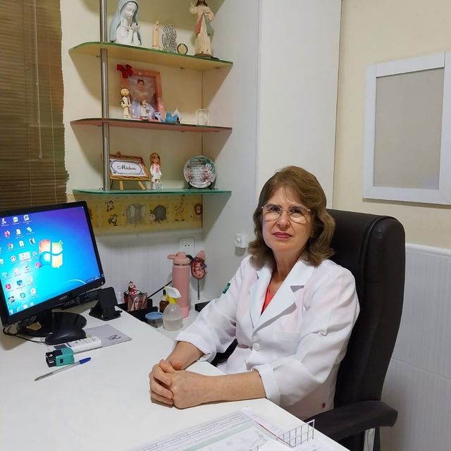 Adrianna Barros Leal Dantas, Nefrologista pediátrico Fortaleza