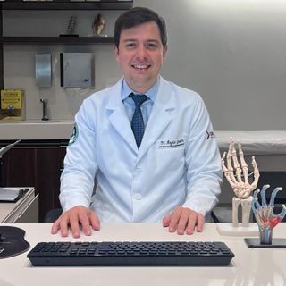 Ampliar imagem: Ângelo Guerra , Cirurgião da mão Brasília