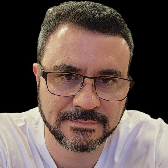 Ricardo  Pereira Mattos , Cirurgião buco-maxilo-facial Niterói