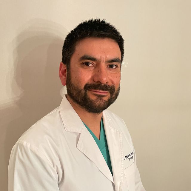 Eduardo Reyes Sanchez, Urólogo Santiago