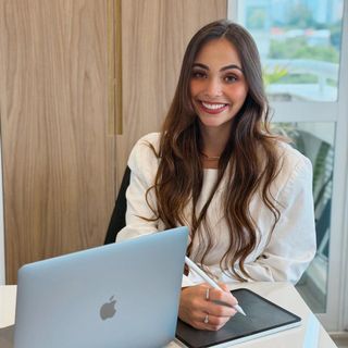 Vitória  Neves Paiva , Dentista São Paulo