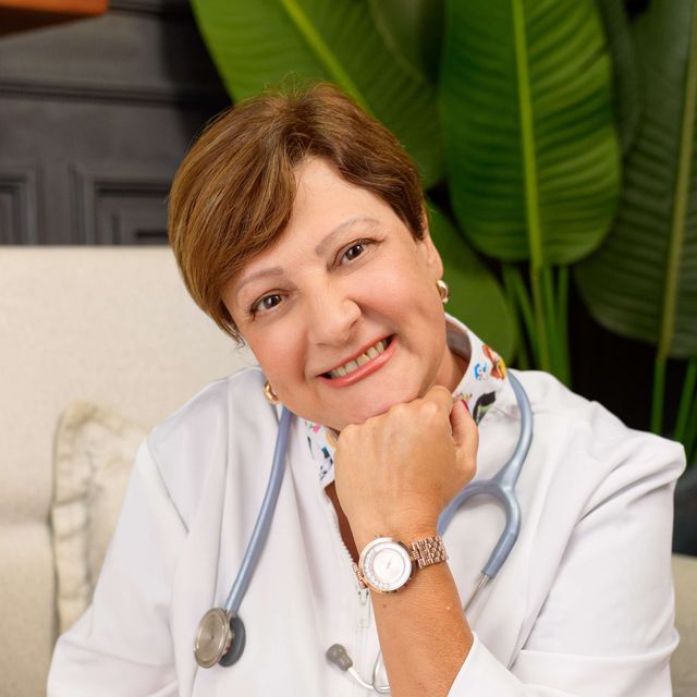 Roberta Marques Greghi Hernandez, Pediatra Santos