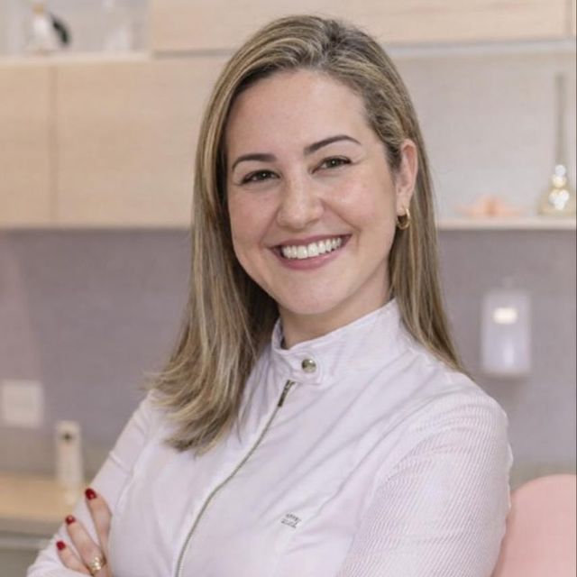 Carolina Vasconcelos Da Cunha Viana Secchin, Dentista Rio de Janeiro