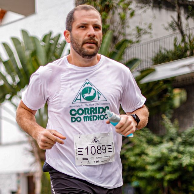 Vitor Hugo Oliveira Ferreira Mendes, Ortopedista - Traumatologista Manhuaçu