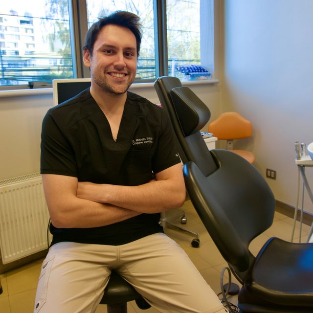 Mathias Alexander Schlor Pérez, Dentista Valdivia