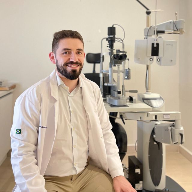Juliano de Marchi Silveira, Oftalmologista Curitiba