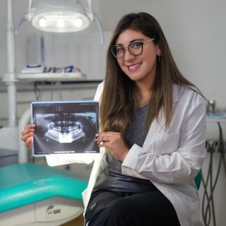 Acercar imagen: Alejandra Bustos Rodríguez, Dentista Tomé