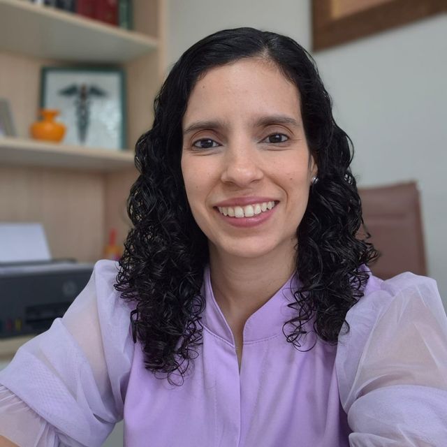 Daniele Maia de Jesus Valviesse, Reumatologista Rio de Janeiro