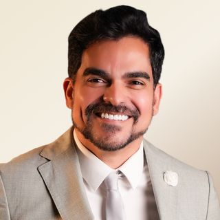 Ampliar imagem: Moises De Melo, Cirurgião plástico Rio de Janeiro