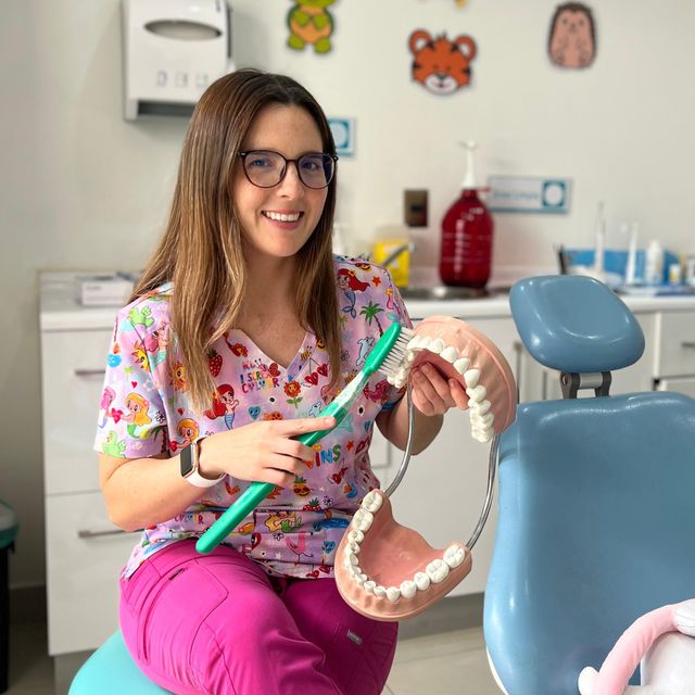 Claudia Reyes Rodríguez, Dentista Curicó