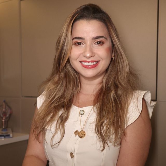 Adriana Bomfim Nogueira de Queiroz, Ginecologista Fortaleza